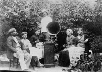 Écouter le gramophone près de Béziers, vers 1910